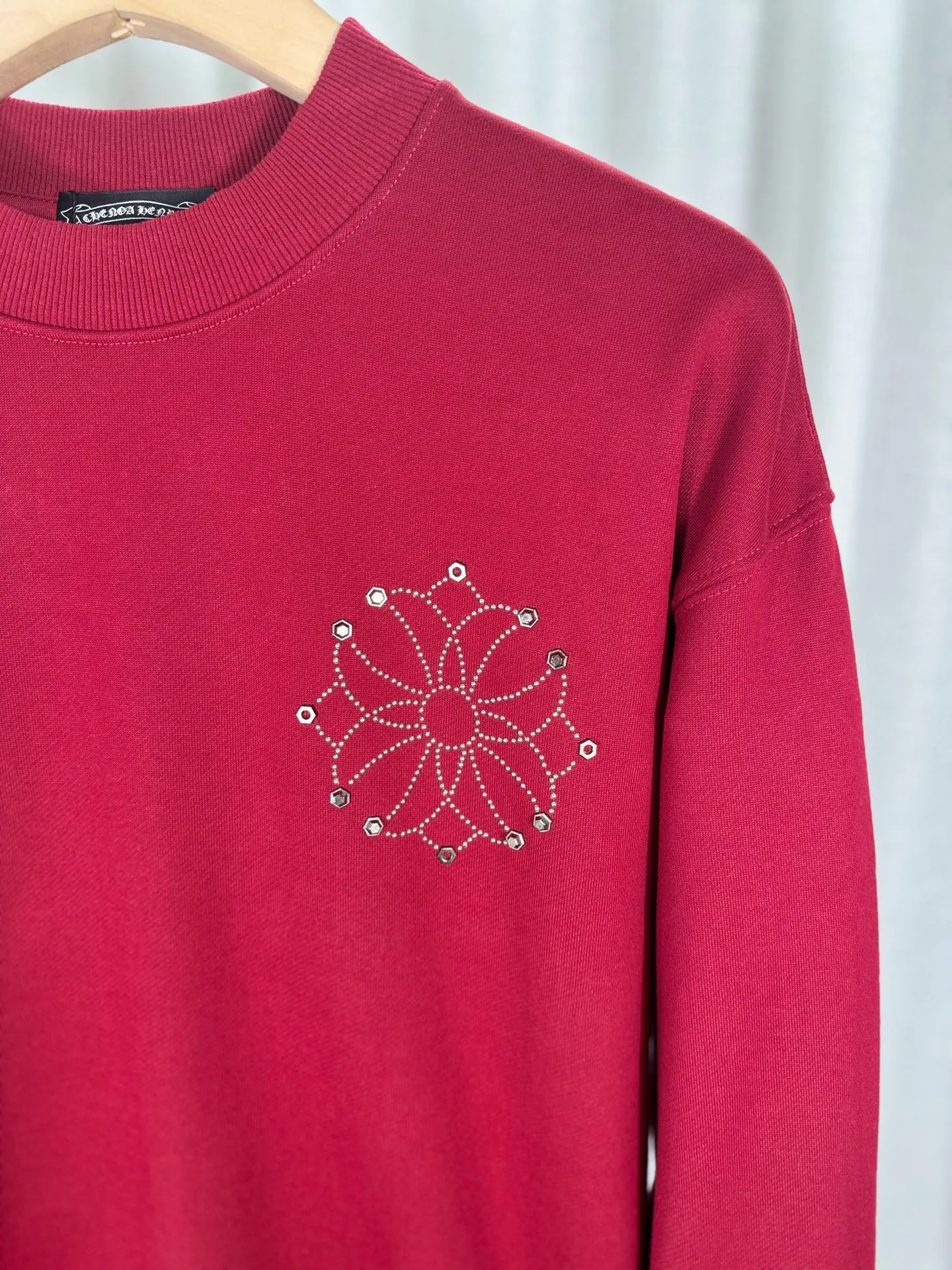 P250 top version, real shot without P, ​​different from market currency) 𝗖𝗵𝗿𝗼𝗺𝗲 𝗛𝗲𝗮𝗿𝘁𝘀/Croxin 2025 Autumn and Winter New Original Single Counter American 3D Rivets and Stickers Couple Casual Sweater 👑The highest version! Customized fabric 430g tripe terry fabric! American-style pickled and distressed original fabric, laser-burned flowers, rivets and diamonds, exquisite embroidery of letters! The best-selling model in the counter, very comfortable to wear. Accessories: original molded and authenticated collar label➕100% silk wash label. Genuine purchase-grade original hangtag➕matching hanging rope➕3D hanging beads➕original packaging bag. Craftsmanship: The original version has consistent wiring! The highest version of the armhole matching technique! Color: Red Black Size: S M L XL Style No.: 9334